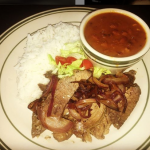 Encebollado con Arroz y Habichuelas Rosadas (Steak and Onions with White Rice and Pink Beans)